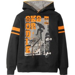 Bluza z kapturem bonprix czarny z nadrukiem. Bluzy dla chłopców marki bonprix. Za 54.99 zł.