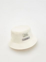 Kapelusz typu bucket - kremowy. Białe czapki i kapelusze damskie Reserved, bez wzorów. W wyprzedaży za 55.99 zł.