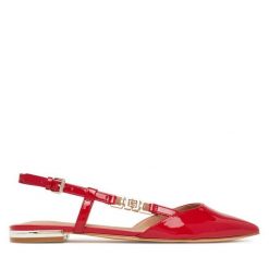 Sandały Guess. Czerwone sandały damskie Guess, z aplikacjami, bez obcasa, na płaskiej podeszwie, bez zapięcia. Za 399.99 zł.