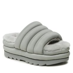 Klapki Ugg. Brązowe klapki damskie UGG, bez wzorów, bez obcasa. Za 659.99 zł.
