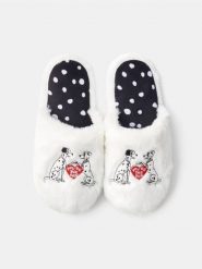 Kapcie z futerkiem 101 Dalmatians - biały. Białe kapcie damskie Sinsay, bez wzorów. Za 29.99 zł.