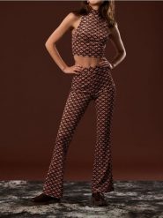 Bluzka typu crop z golfem i geometrycznym nadrukiem - brązowy. Brązowe bluzki damskie Sinsay, l, bez wzorów, bez kołnierzyka, bez ramiączek. Za 35.99 zł.