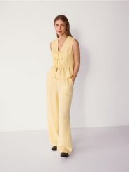 Luźne spodnie z lyocellem - jasnożółty. Żółte spodnie materiałowe damskie Reserved, l, bez wzorów, z lyocellu. Za 129.99 zł.