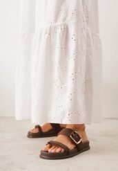 Brązowe Płaskie Klapki z Imitacji Zamszu z Wyrazistą Klamrą Himemoni. Brązowe klapki damskie Born2be, bez wzorów, z jeansu, boho, bez obcasa, na płaskiej podeszwie. Za 79.99 zł.