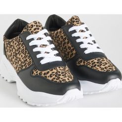 Sportowe buty w panterkę - Wielobarwn. Obuwie sportowe damskie marki Sinsay. Za 99.99 zł.