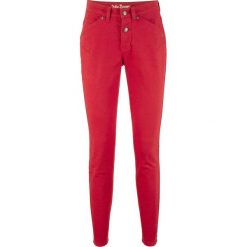 Dżinsy ze stretchem z klasycznego denimu, fason typu marchewki bonprix czerwony twill. Czerwone jeansy damskie bonprix. Za 79.99 zł.