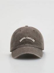 Bawełniana czapka z daszkiem - ciemnobrązowy. Brązowe czapki i kapelusze damskie Reserved, bez wzorów, z bawełny. Za 59.99 zł.