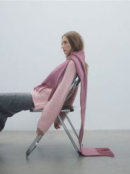 Szalik z dodatkiem wełny - brudny róż. Czerwone szaliki i chusty damskie Reserved, bez wzorów, z wełny. W wyprzedaży za 49.99 zł.