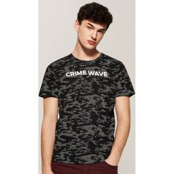 T-shirt camo z napisem - Czarny. T-shirty męskie marki House. Za 49.99 zł.