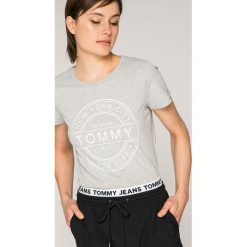 Tommy Jeans - Top. Szare topy damskie Tommy Jeans, z nadrukiem, z bawełny, z okrągłym kołnierzem, z krótkim rękawem. W wyprzedaży za 119.90 zł.