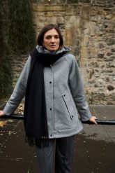 Gładki szal czarny. Czarne szaliki i chusty damskie MOODO, bez wzorów, z poliesteru. Za 49.99 zł.