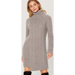 Swetrowa sukienka z wełną - Szary. Szare sukienki damskie Mohito, z wełny. Za 149.99 zł.