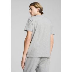Męska koszulka Essentials Elevated PUMA Light Gray Heather. Czarne buty sportowe męskie Puma, m, z aplikacjami, bez kołnierzyka, bez ramiączek, na fitness i siłownię. W wyprzedaży za 74.00 zł.