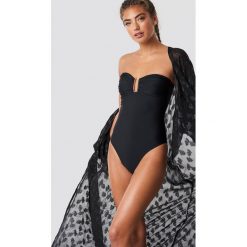 NA-KD Swimwear Kostium kąpielowy z metalowym detalem - Black. Czarne kostiumy jednoczęściowe damskie NA-KD Swimwear. Za 121.95 zł.