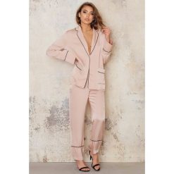 NA-KD Trend Spodnie Contrast - Pink. Spodnie materiałowe damskie marki NA-KD Trend. W wyprzedaży za 72.88 zł.