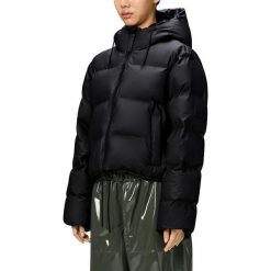 Kurtka RAINS ALTA SHORT PUFFER JACKET W3T Czarny. Czarne kurtki damskie Rains, na zimę, m, bez wzorów, z materiału, bez kaptura. Za 1,013.99 zł.