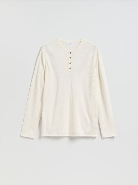 Sweter henley - złamana biel. Swetry przez głowę męskie Reserved, l, bez wzorów, z dzianiny, bez kołnierzyka. W wyprzedaży za 49.99 zł.
