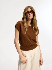 Sweter z krótkim rękawem - brązowy. Brązowe swetry damskie Reserved, l, w ażurowe wzory, z dzianiny, bez kołnierzyka, bez ramiączek, krótkie, bez kaptura. W wyprzedaży za 59.99 zł.