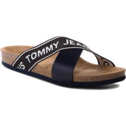 Klapki TOMMY JEANS - Flat Cor EN0EN00322 Midnight 403. Klapki damskie marki Tommy Jeans. W wyprzedaży za 189.00 zł.