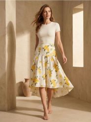 Rozkloszowana bawełniana spódnica midi w kwiaty - wielobarwny. Spódnice damskie Sinsay, l, bez wzorów, z bawełny, midi, rozkloszowane. Za 49.99 zł.