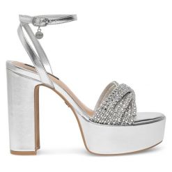 Sandały Nine West. Szare klapki damskie Nine West, bez wzorów, bez obcasa, na słupku, bez zapięcia. Za 155.99 zł.
