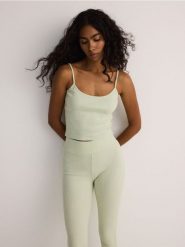 Bawełniane legginsy - jasnozielony. Zielone legginsy damskie Reserved, l, bez wzorów, z bawełny. W wyprzedaży za 35.99 zł.