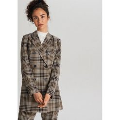 Dwurzędowa żakietowa sukienka w kratę - Beżowy. Brązowe sukienki damskie Cropp, l, bez wzorów, bez kołnierzyka, bez ramiączek. Za 159.99 zł.