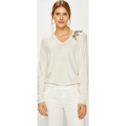 Liu Jo - Sweter. Białe swetry damskie Liu Jo, s, z aplikacjami, z dzianiny, bez kołnierzyka, bez ramiączek, krótkie, bez kaptura. W wyprzedaży za 399.90 zł.