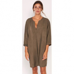 Sukienka w kolorze khaki. Żółte sukienki damskie marki Dioxide, z asymetrycznym kołnierzem. W wyprzedaży za 129.95 zł.