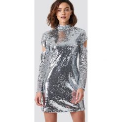 NA-KD Party Cekinowa sukienka z wycięciami - Silver. Sukienki damskie marki NA-KD Party. Za 161.95 zł.