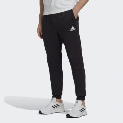 Essentials Fleece Regular Tapered Pants. Białe spodnie sportowe męskie Adidas, s, bez wzorów, z materiału, na fitness i siłownię. Za 182.00 zł.