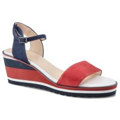 Sandały damskie Damiss, skóra zamszowa z regulowanym paskiem na sprzączce szerokim paskiem na przodostopiu oraz koturnem, czerwono-granatowe, DS-269. Czerwone klapki damskie DAMISS, bez wzorów, ze skóry, bez obcasa, na koturnie, bez zapięcia. Za 209.00 zł.
