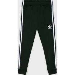 Adidas Originals - Spodnie dziecięce 128-164 cm. Czarne spodnie materiałowe dla chłopców adidas Originals, bez wzorów, z dzianiny. Za 149.90 zł.