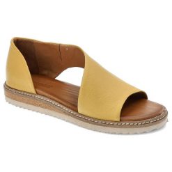 Sandały damskie Artiker, naturalna skóra licowa w żółtym kolorze z szerokimi paskami obejmującymi stopę oraz płaską podeszwą z dekoracyjnym obszyciem. Żółte sandały damskie Artiker, bez wzorów, ze skóry, bez obcasa, na platformie, bez zapięcia. Za 229.00 zł.