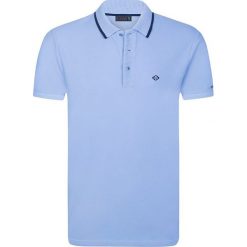 Koszulka polo "Somehow" w kolorze błękitnym. Niebieskie koszulki polo męskie marki Sir Raymond Taylor, z haftami, z bawełny, z krótkim rękawem. W wyprzedaży za 99.95 zł.