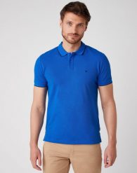 MĘSKI T-SHIRT WRANGLER SS POLO TEE WRANGLER BLUE W7D5K4X05 112131756. Niebieskie koszulki polo męskie Wrangler, m, bez wzorów, bez ramiączek. Za 109.99 zł.
