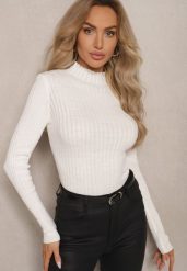 Jasnobeżowy Prążkowany Sweter z Półgolfem Kikisha. Brązowe swetry damskie Renee, m, bez wzorów, prążkowane, eleganckie, bez kołnierzyka, bez ramiączek, długie, bez kaptura. Za 69.99 zł.