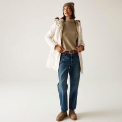 Płaszcz damski przejściowy ocieplany przeciwdeszczowy Sabinka. Białe kurtki damskie Regatta, bez wzorów, z puchu, bez kaptura. Za 379.99 zł.