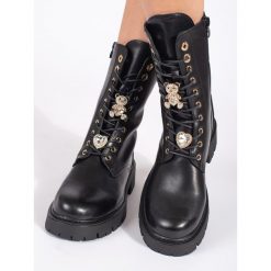 Seastar Czarne sznurowane botki workery na platformie z przypinkami. Czarne botki damskie bez obcasa, na platformie, bez zapięcia. Za 245.97 zł.
