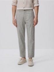 Spodnie regular fit z lnem - ciemnozielony. Zielone spodnie materiałowe męskie Reserved, l, bez wzorów, z bawełny. W wyprzedaży za 119.99 zł.