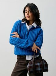 Sweter z dekoracyjnym splotem - niebieski. Niebieskie swetry damskie Sinsay, l, bez wzorów, ze splotem, bez kołnierzyka, bez ramiączek, bez kaptura. Za 59.99 zł.