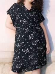 Wiskozowa sukienka midi w kwiaty PLUS SIZE - czarny. Czarne sukienki damskie Sinsay, l, bez wzorów, z wiskozy, bez kołnierzyka, plus size, bez ramiączek, midi. W wyprzedaży za 39.99 zł.