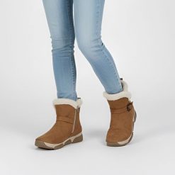 Śniegowce damskie Rieker, futerko na solidnej podeszwie i zapinane na suwak, brązowe, 45966-20. Brązowe kozaki damskie Rieker, z futra, bez obcasa. Za 369.00 zł.