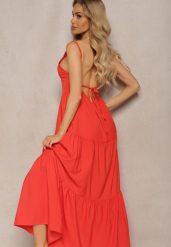 Czerwona Sukienka o Rozkloszowanym Fasonie Wiązana i Wykończona Gumką z Tyłu Hililena. Czerwone sukienki damskie Renee, uniwersalny, bez wzorów, eleganckie, bez kołnierzyka, bez ramiączek, maxi, kopertowe. Za 39.99 zł.