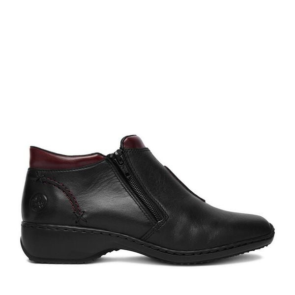 Botki Rieker. Czarne botki damskie Rieker, bez obcasa, na płaskiej podeszwie, bez zapięcia. Za 349.99 zł.