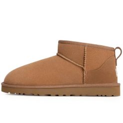 Kozaki Ugg Australian M Classic Ultra Mini Damskie. Brązowe kozaki damskie UGG, z lyocellu, przed kostkę, bez obcasa. Za 755.99 zł.