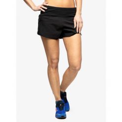 Spodenki do biegania damskie Inov-8 TrailFly Ultra 3 2in1 Short. Czarne szorty sportowe damskie Inov-8, s, bez wzorów, do biegania. Za 209.99 zł.