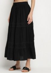 Czarna Spódnica z Wiskozą o Rozkloszowanym Kroju z Koronkowym Zdobieniem Banilea. Czarne spódnice damskie Born2be, m, z aplikacjami, z koronki, eleganckie, maxi, proste. Za 99.99 zł.