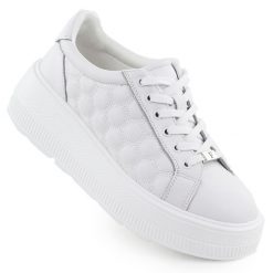 Skórzane półbuty damskie pikowane sneakersy na platformie białe Filippo DP7285. Białe półbuty damskie Filippo, bez wzorów, ze skóry, sportowe, bez obcasa, na koturnie, bez zapięcia. Za 173.99 zł.
