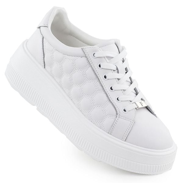 Skórzane półbuty damskie pikowane sneakersy na platformie białe Filippo DP7285. Białe półbuty damskie Filippo, bez wzorów, ze skóry, sportowe, bez obcasa, na koturnie, bez zapięcia. Za 173.99 zł.